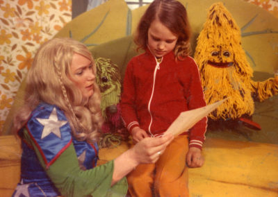 Maroesja en Inez op de set van Tita Tovenaar (1974)